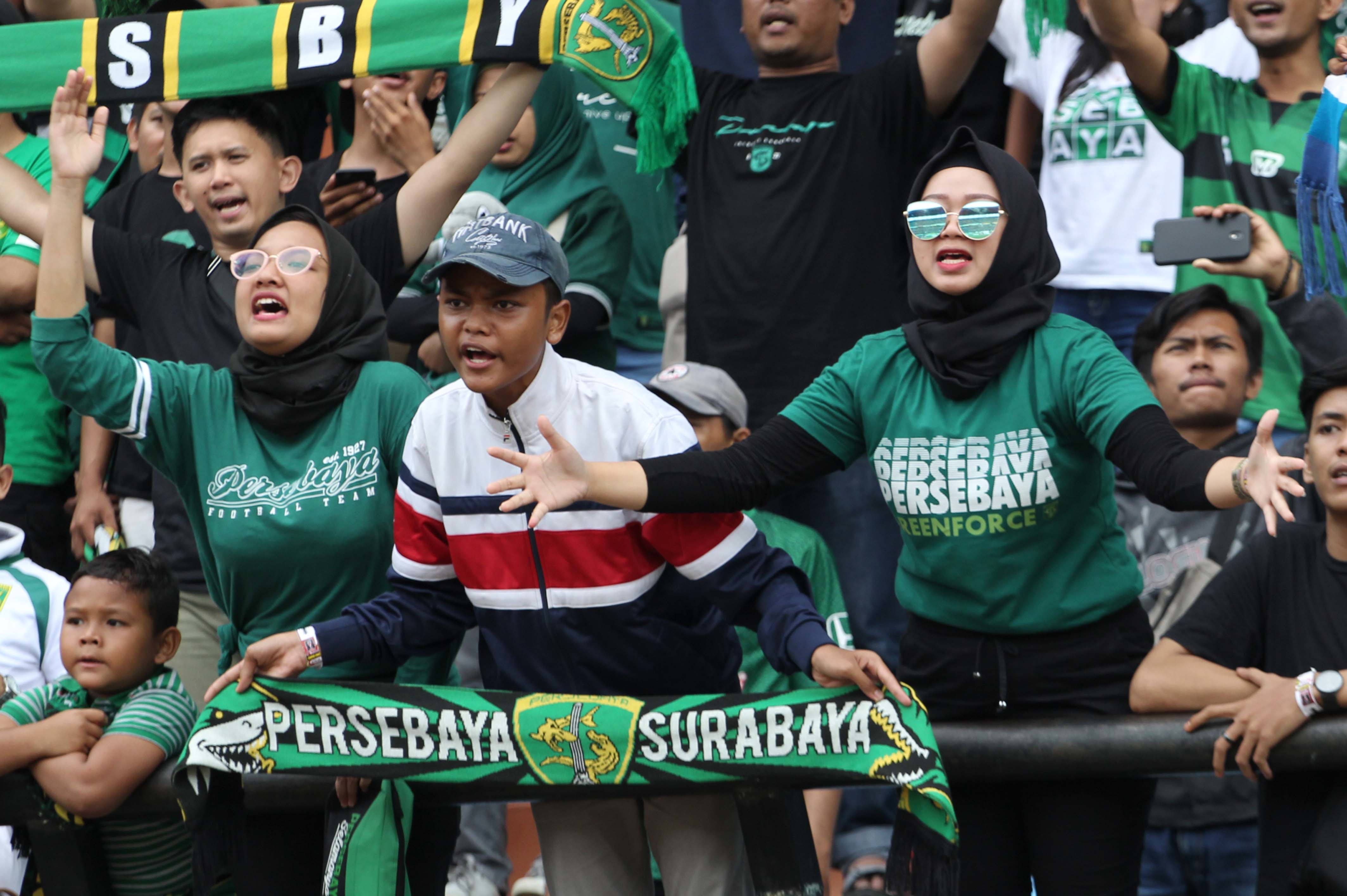 Suporter Persebaya saat hadir di Stadion GBT Surabaya. 