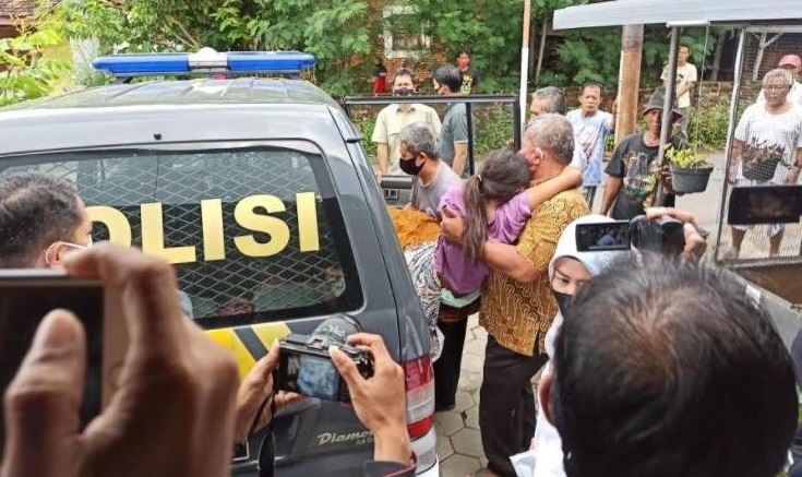 Tersangka YS saat diamankan polisi (Foto / Metro TV)