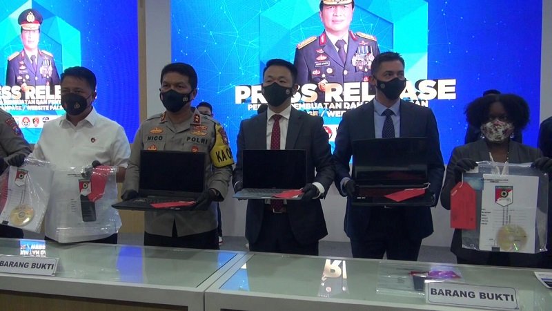 Kapolda Jatim, Irjen Pol Nico Afinta menunjukkan barang bukti kejahatan hasil pembobolan website bantuan covid-19 Amerika (Foto / Metro TV)