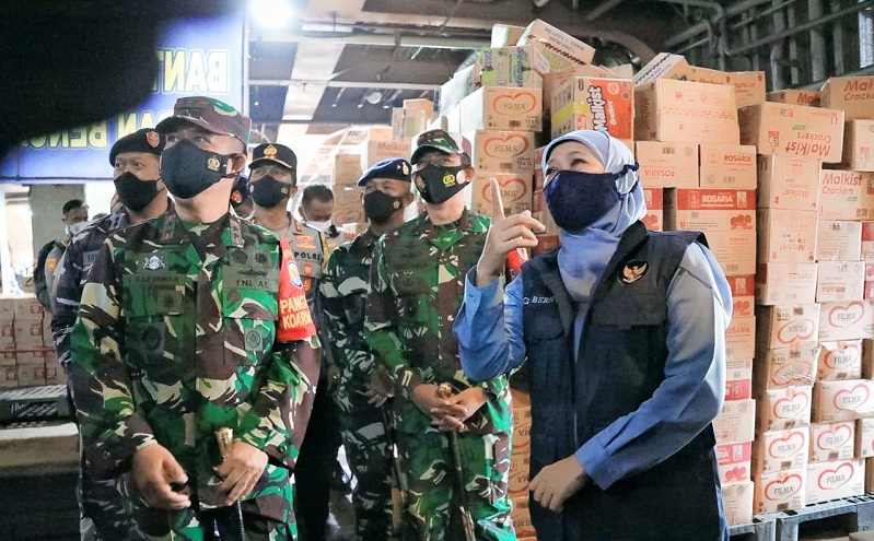 Gubernur Jawa Timur (Jatim) Khofifah Indar Parawansa saat memberangkatkan truk pengangkut bantuan untuk korban bencana NTT (Foto / Metro TV)