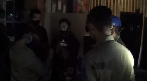 Istri SS bersama petuugas saat melakukan penggerebekan suaminya di hotel bersama WIL (Foto / Istimewa)