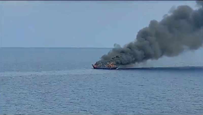 Detik-detik kapal nelayan Bintang Jaya Mandiri terbakar di tengah laut (Foto / Istimewa)