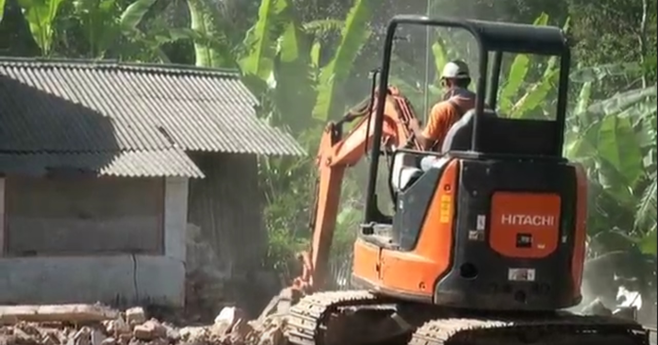 Alat berat diternjukan untuk membersihkan reruntuhan pasca gempa Malang (Foto / Metro TV)