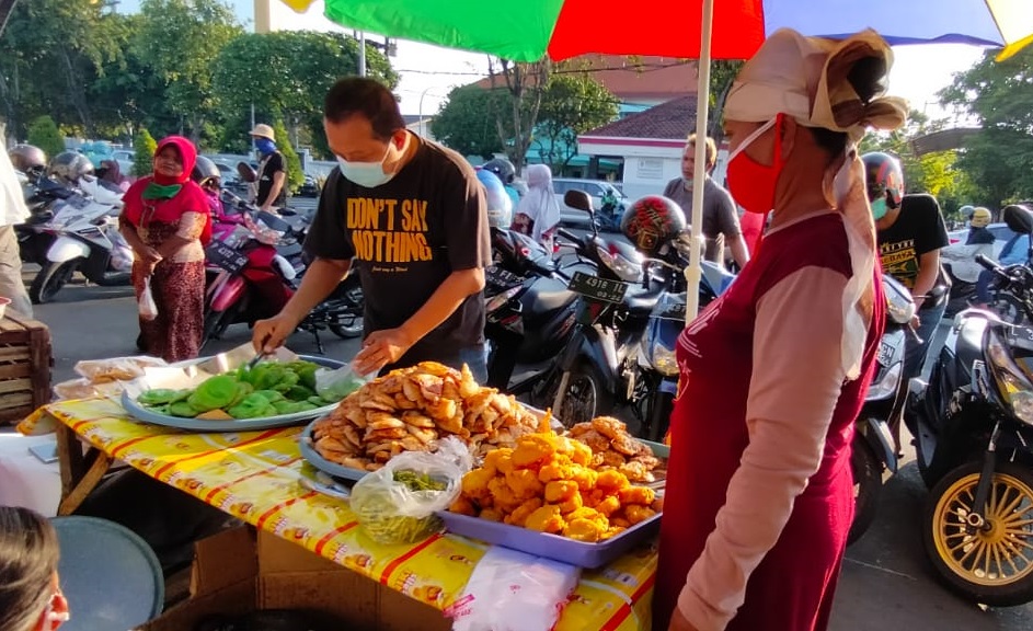 Jajanan martabak mie laris-manis diburu pembeli menjelang berbuka puasa (Foto / Yuan / Clicks.id)