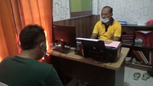 Tersangka Zainal saat dimintai keterangan di kantor polisi terkait penggelapan uang hasil penjualan mobil (Foto / Metro TV)