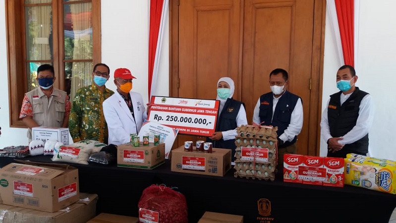 Gubernur Jatim, Khofifah Indar Parawansa menerima bantuan logistik dari Pemprov Jateng kepada korban gempa Malang (Foto / Metro TV)