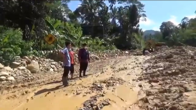 Longsor menutup jalan antara desa di Pacitan (Foto / Metro TV)