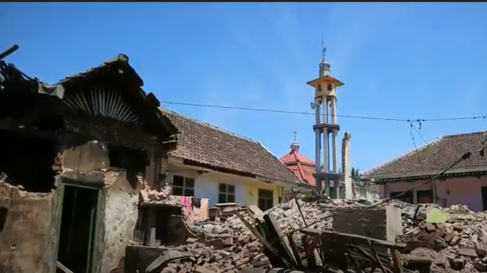 Sejumlah bangunan di Desa Majang Tengah porak-poranda akibar terjangan gempa pekan lalu. (metrotv)