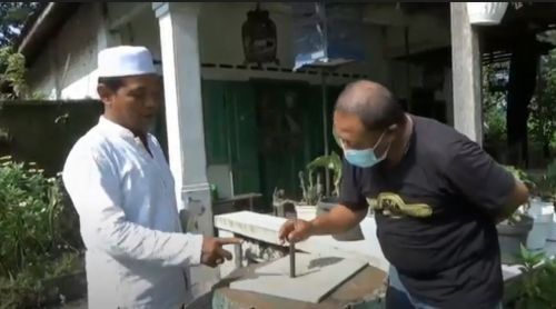 Takmir masjid menunjukkan cara kerja jam matahari (metrotv)
