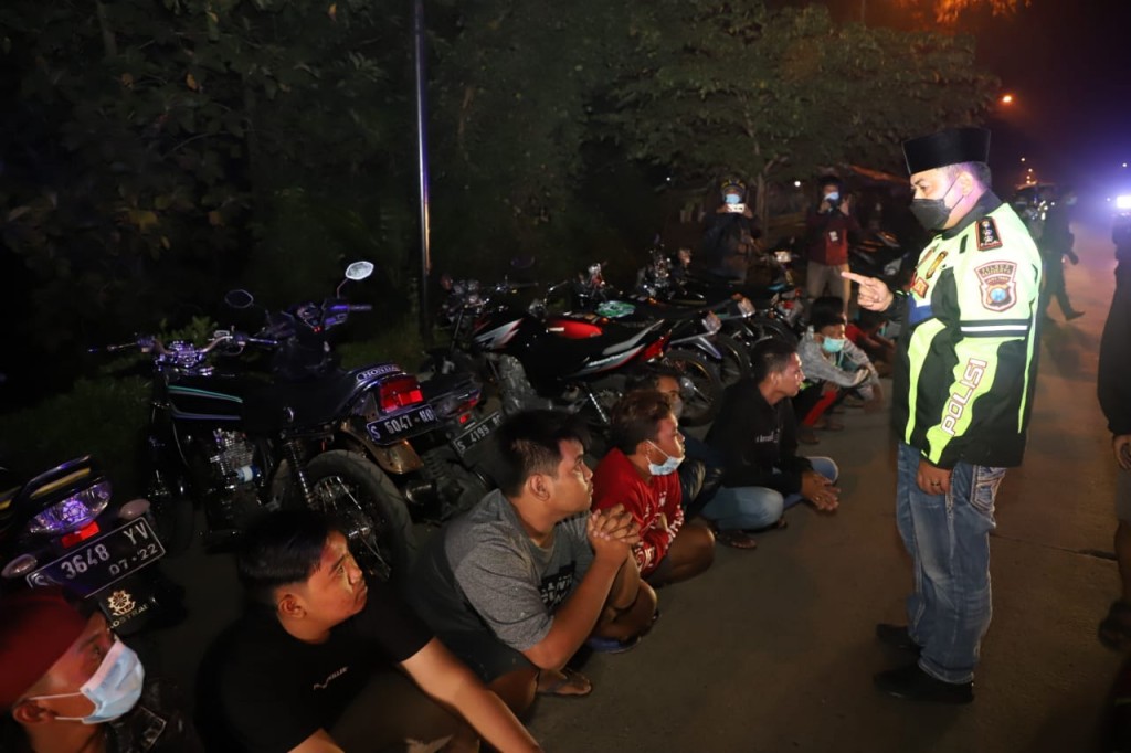 Ratusan penonton dan pembalap liar di Mojokerto diamankan polisi.(mendcom)