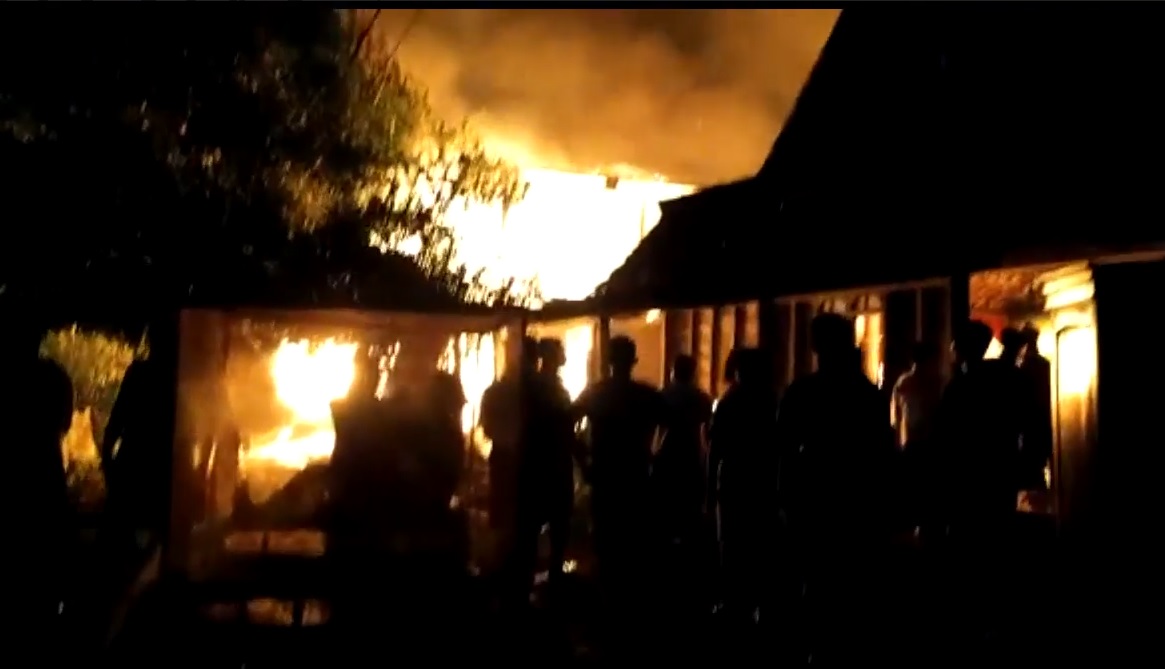 Api membakar sebuah rumah di Ngawi. (metrotv)