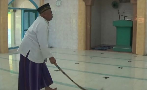 Kisah Ahmad Basri, Muazin Buta Bersuara Merdu dari Banyuwangi