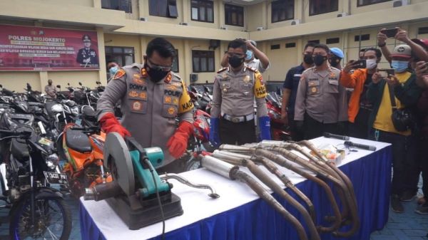 Puluhan Knalpot Balap Liar Dimusnahkan
