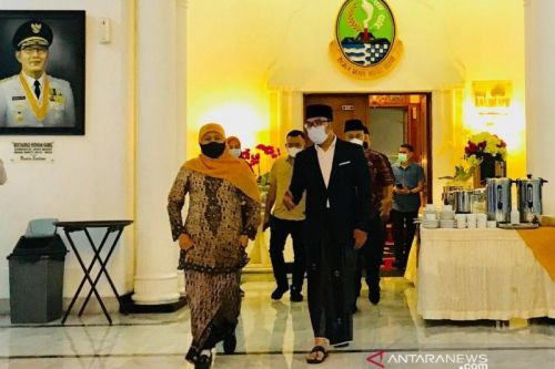 Gubernur Jabar Ridwan Kamil saat menerima kunjungan Gubernur Jatim Khofifah Indar Parawansa 
