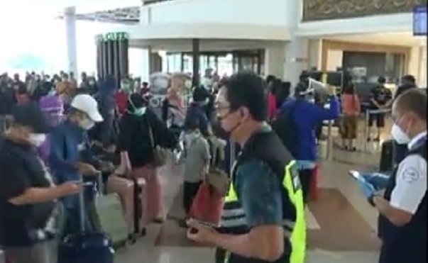 Suasana Bandara Juanda yang pemudik yang memilih pulang lebih awal (Foto / Metro TV)