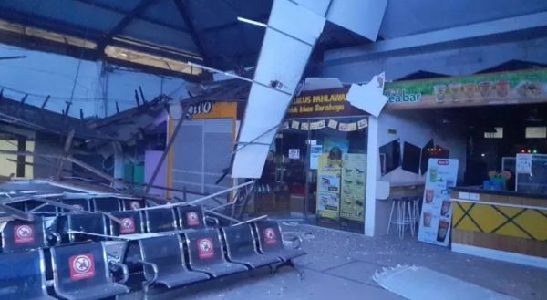 Plafon Ruang Tunggu Stasiun Pasar Turi Ambrol