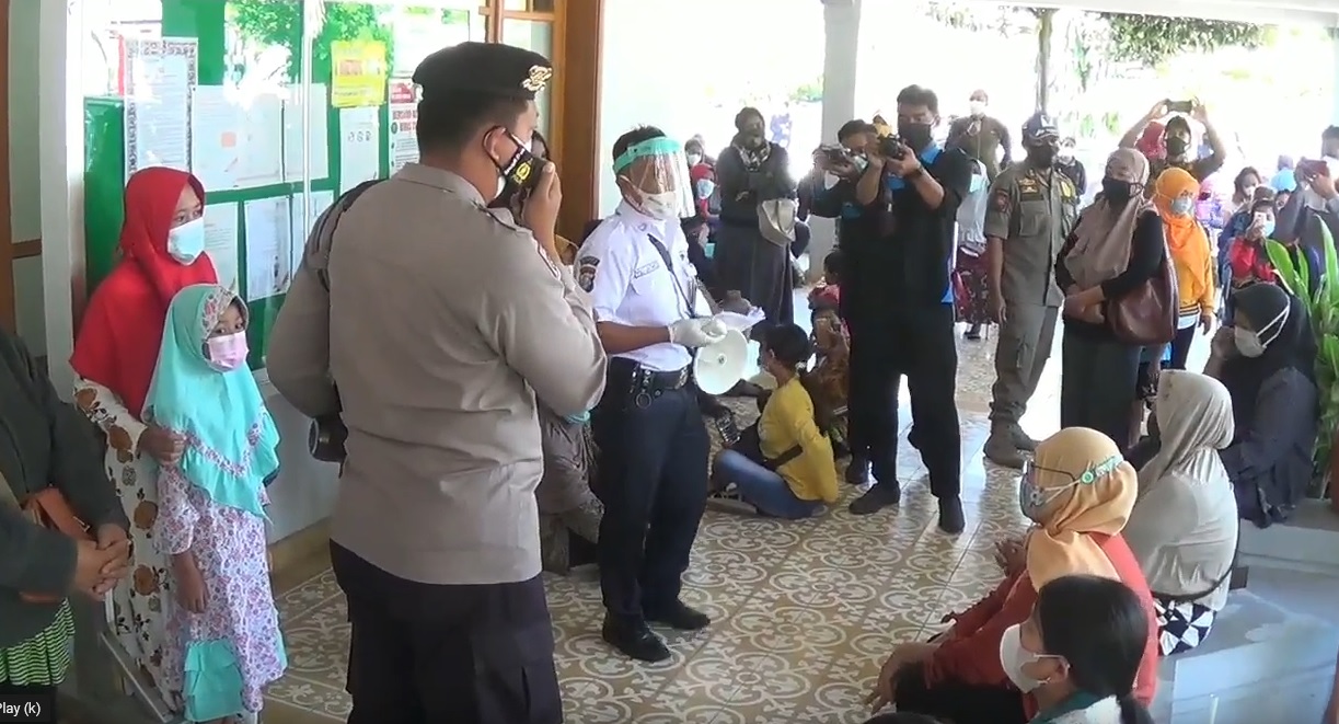 Satgas Covid-19 menertibkan antrian bansos yang tidak menerapkan protokol kesehatan. (metrotv)