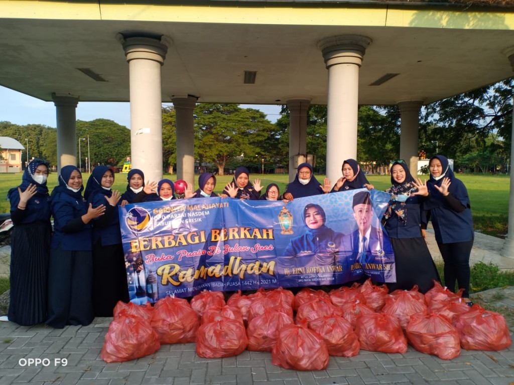 PD Garnita Malahayati Gresik barbagi nasi bungkus selama bulan ramadan (medcom)