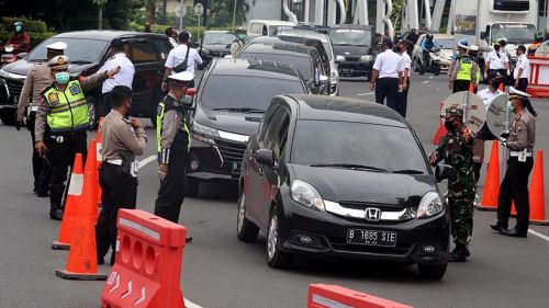 Penyekatan yang dilakukan Polda Jatim di perbatasan Surabaya-Sidoarjo dalam pelaksanaan PSBB beberapa waktu lalu (Foto / Metro TV)