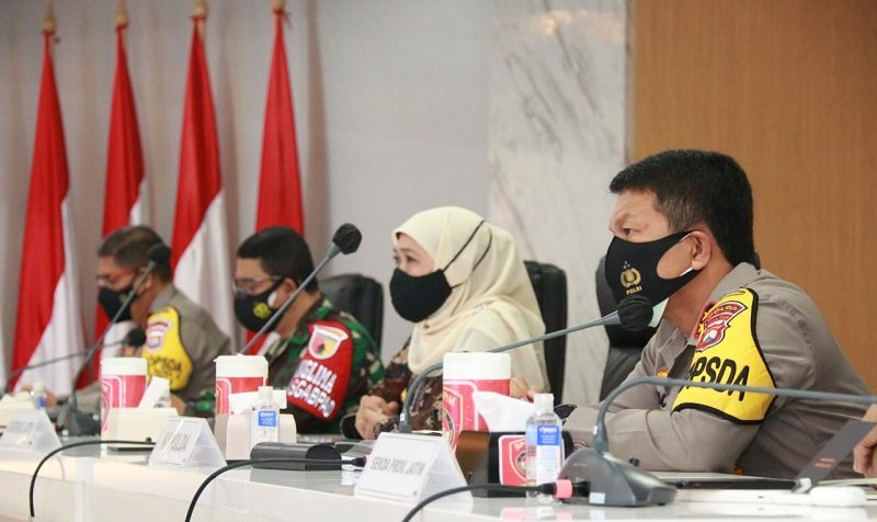 Gubernur Jatim, Khofifah Indar Parawansa dengan Kapolda Jatim Irjen Pol Nico Afinta Rapat Koordinasi persiapan Operasi Ketupat dan persiapan Lebaran termasuk antisipasi mudik lebaran (Foto / Metro TV)