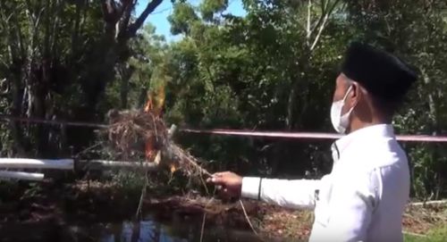 Semburan gas keluar dari  pengeboran air di Desa Pagar Batu, Kabupaten Sumenep. (metrotv)