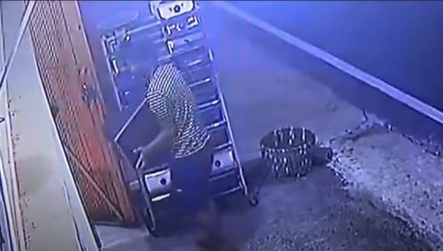 Aksi pencuri mengotong televisi terekam CCTV. (metrotv)