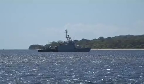 Kapal KRI terilihat bersiaga di Lanal TNI AL Banyuwangi. (metrotv)