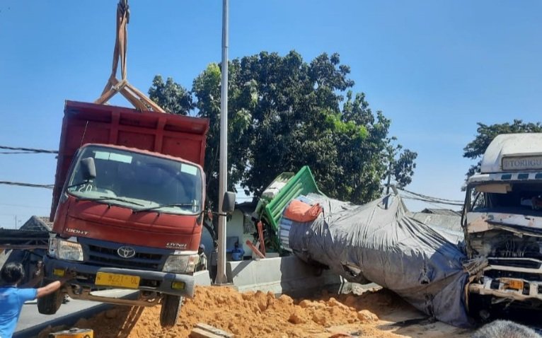 Tiga Truk Terlibat Kecelakaan di Jembatan Sembayat Gresik