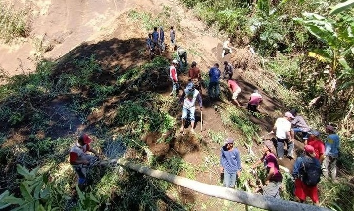 Proses pencarian korban longsor Ampelgading Malang (Foto / Clicks.id)