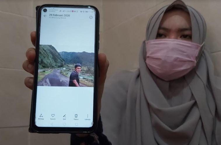  Istri Serda Mes Guntur Ari Prasetyo, Berda Asmara menunjukkan foto suaminya (Foto / Metro TV)