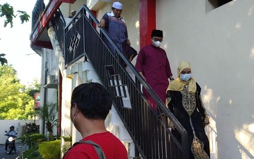 Gus Idris bersama istri usai menjalani pemeriksaan di Mapolres Malang (Foto / Metro TV)