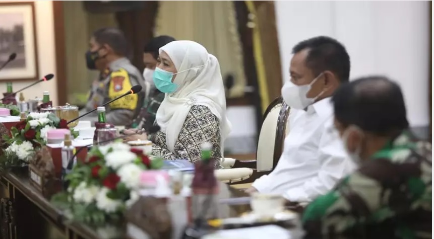 Gubernur Jatim Khofifah Indar Parawansa  saat rapat koordinasi terkait Pemberlakuan Pembatasan Kegiatan Masyarakat (PPKM) dalam rangka persiapan menyambut Hari Raya Idul Fitri 1442 H pada masa Pandemi Covid-19 di Gedung Negara Grahadi (Foto / Metro TV)