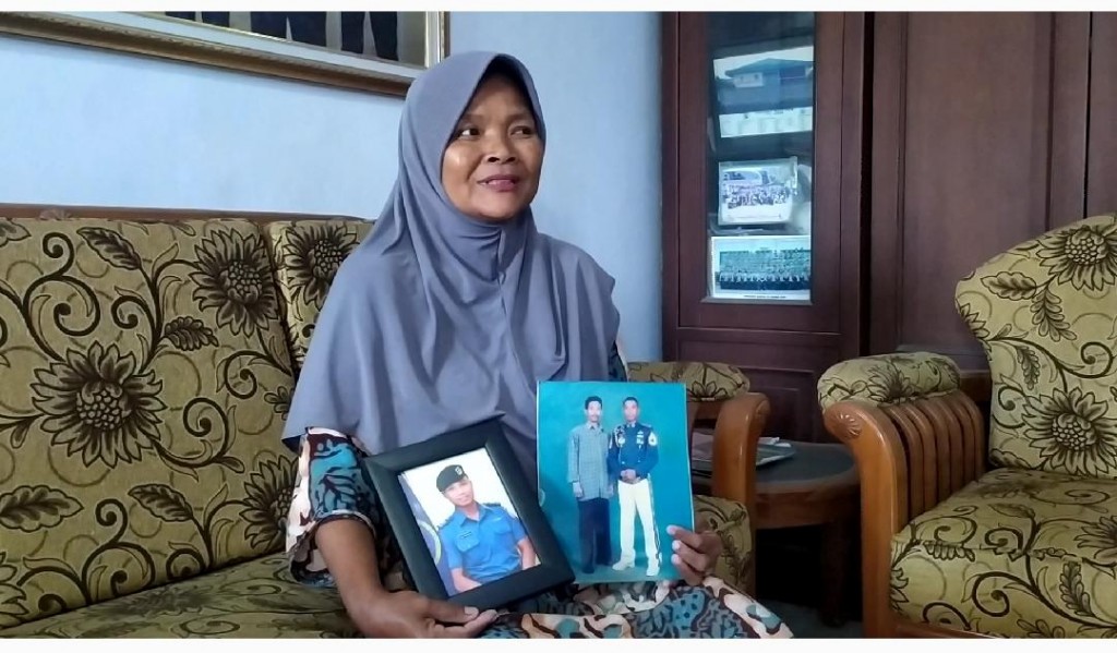 Rosita, ibu dari Mayor Laut (P) Eko Firmanto asal Desa Kaladawa, Kecamatan Talang, Kabupaten Tegal, Jateng. (Foto: MI/Supardji Rasban)