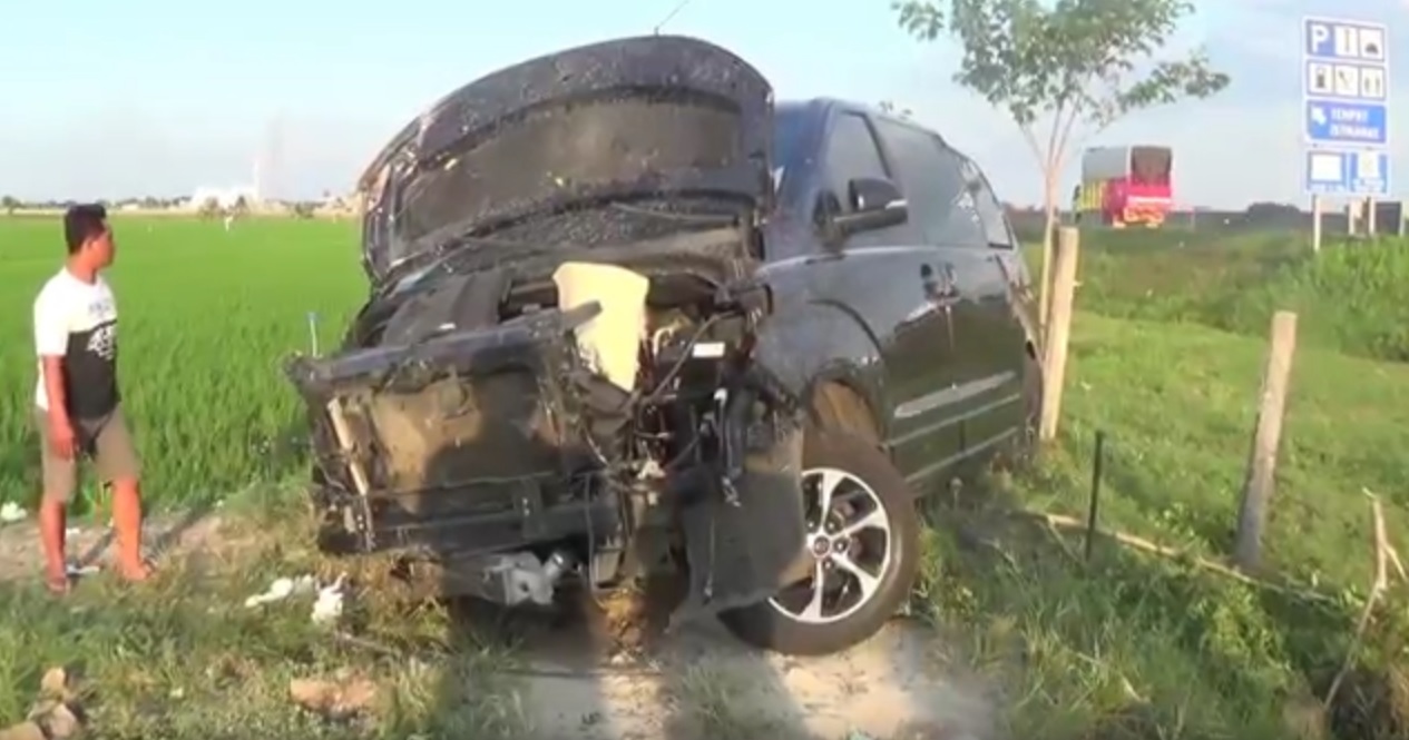Minibus Terguling di Tol Ngawi, 1 Tewas dan 4 Luka