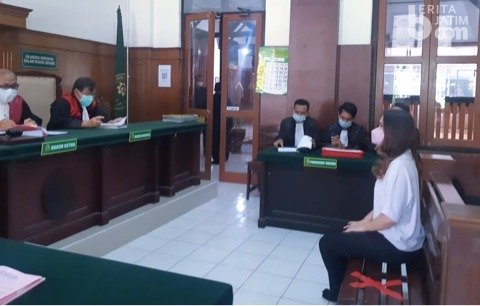 Sidang perdana Stella Monica di Pengadilan Negeri Surabaya, (Foto / Metro TV)