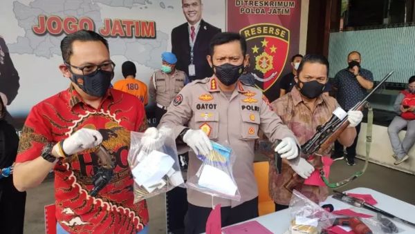 Polda Jatim Tangkap Guru SMP Perakit Senjata Api Ilegal