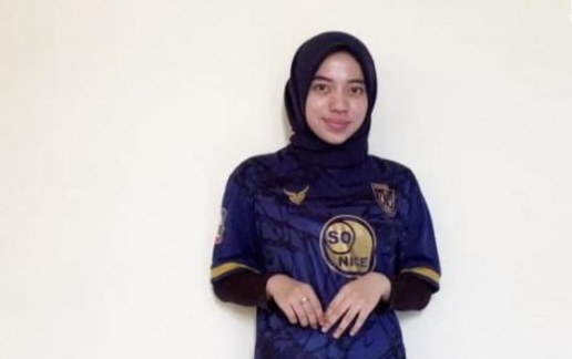 Arie Dwi Kurniawati, Staf Seksi Pengelolaan Keuangan Dan Aset Desa di Dinas Pemberdayaan Masyarakat dan Desa Kabupaten Lamongan mengenakan jersey Persela Lamongan (Foto / Istimewa)