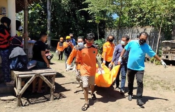 Petugas mengevakuasi mayat wanita di kebun tebu Malang (Foto / Metro TV)