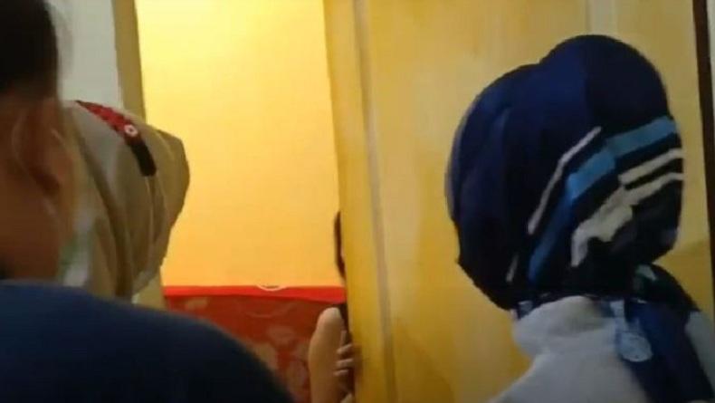 Petugas mendobrak pintu kamar hotel yang diduga digunakan sebagai tempat mesum pasangan kekasih yang bukan suami istri (Foto / Metro TV)