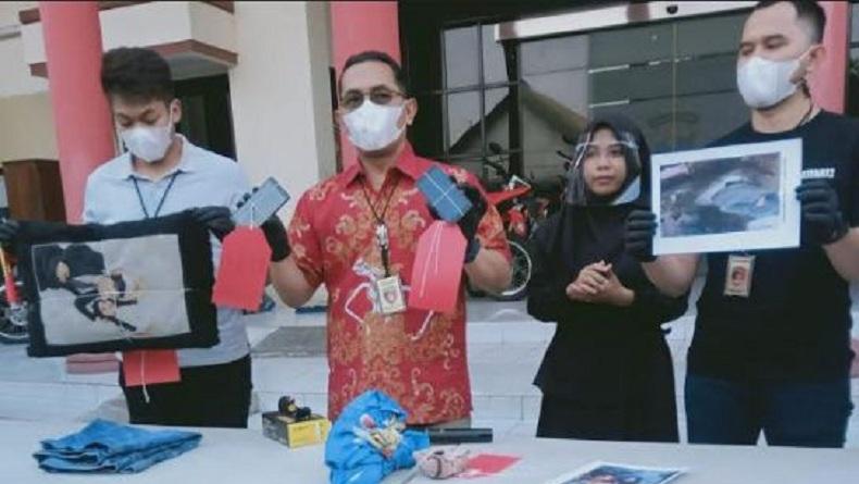 Kasat Reskrim Polrestabes Surabaya AKBP Oki Ahadian (dua dari kiri) bersama Kanit Jatanras AKP Agung Saputra (kanan) menunjukkan barang bukti barang bukti pembunuhan yang dilakukan tersangka Jony(Foto/ Metro TV)