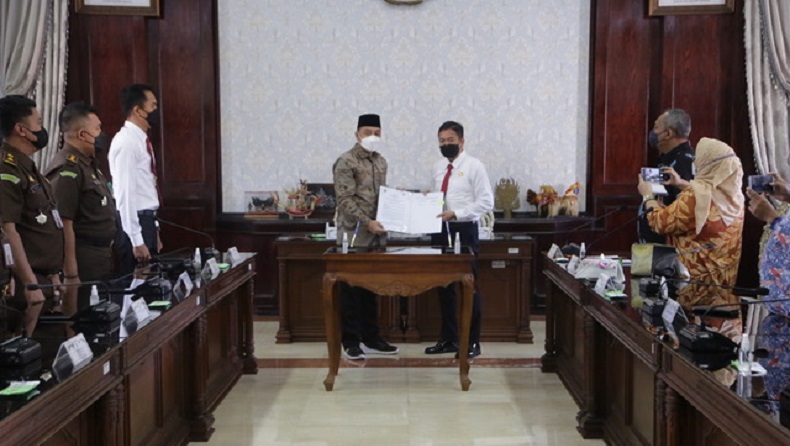 26 Jaksa Kejari Surabaya Dapat Penghargaan dari Walikota