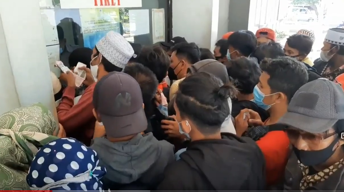 Antrean di loket Pelabuhan Jangkar Situbondo. (metrotv)