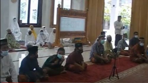 Warga korban Lapindo mempertahankan tradisi ngaji Kitab Durrotunnasihin dan Riyadussolihin di Bulan Ramadan. (metrotv)