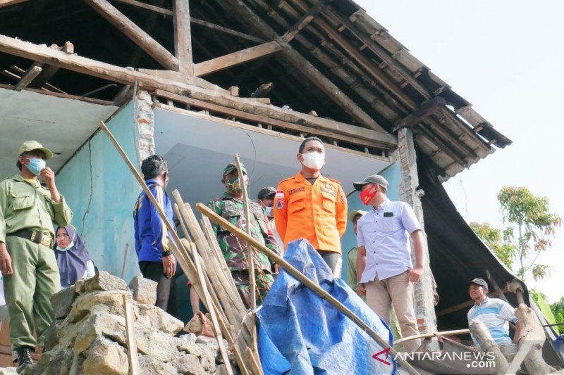 Bupati Lumajang Thoriqul Haq memantau penanganan dampak gempa. (antara)