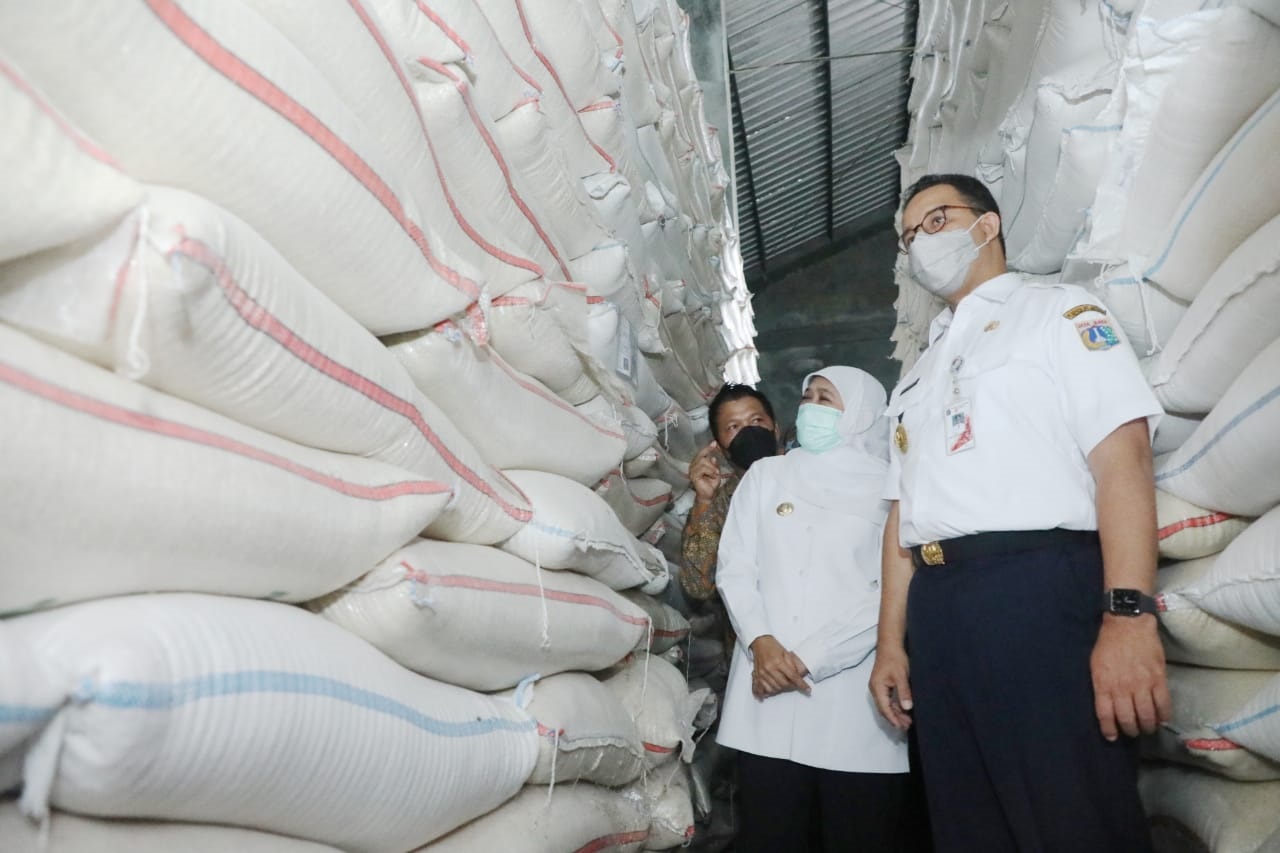 Gubernur Jawa Timur, Khofifah Indar Parawansa bersama Gubernur DKI Anies Baswedan (Foto/hum)