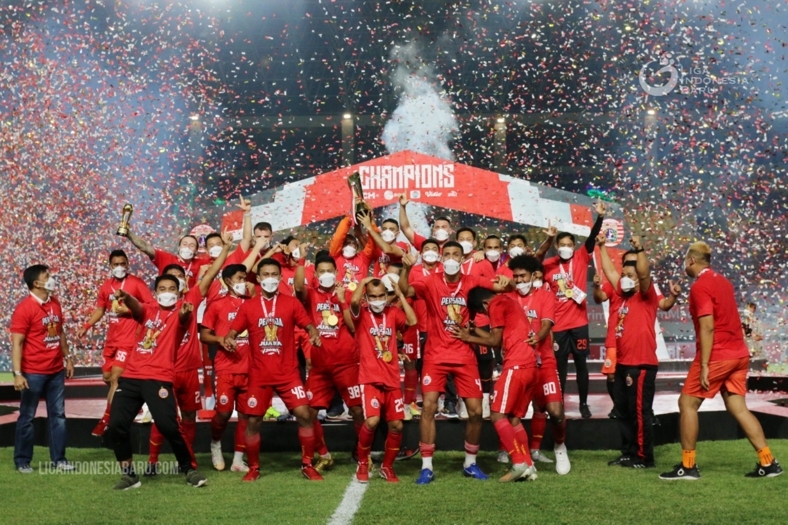 Pesta juara Persija usai menekuk Persib di Stadion Manahan Solo. (LIB)