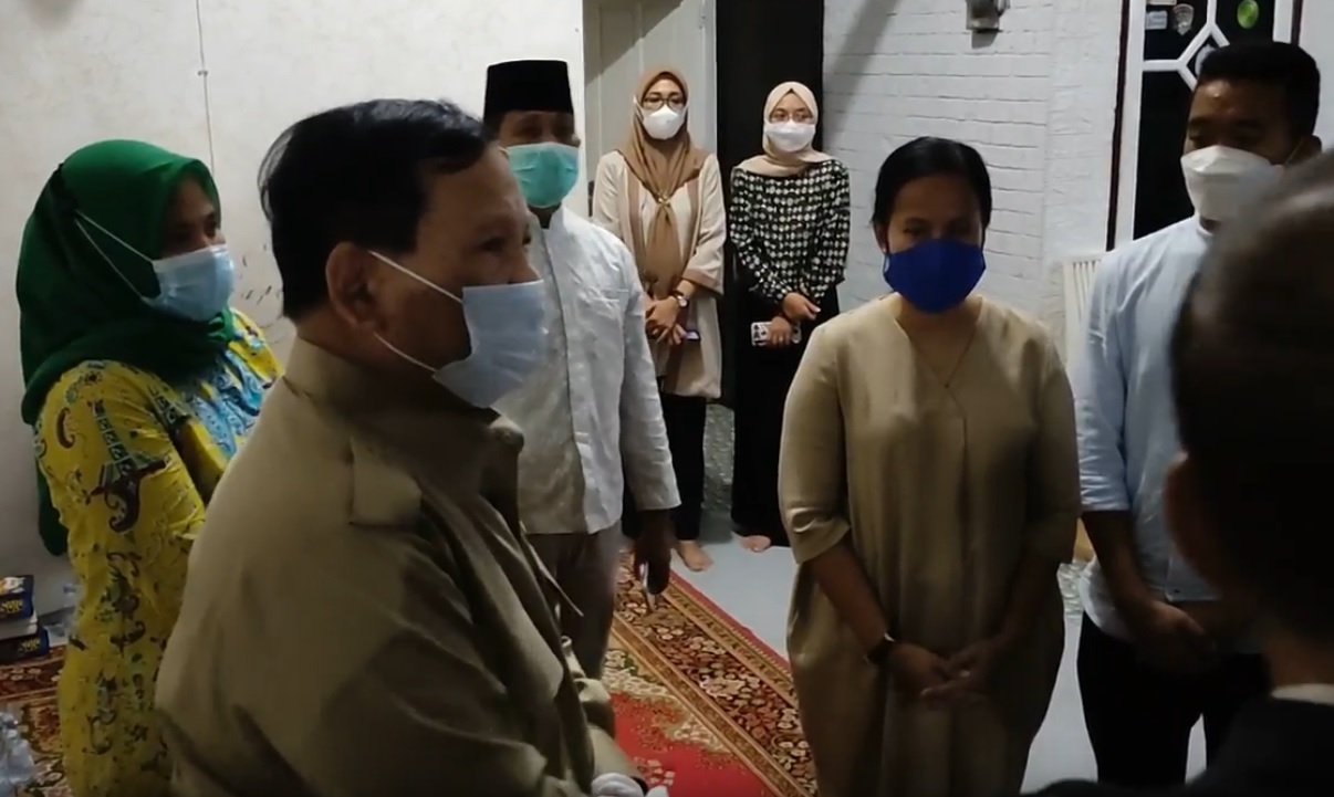 Menhan Prabowo Subianto datang ke rumah duka Kolonel Laut (P) Harry Setiawan. (metrotv)