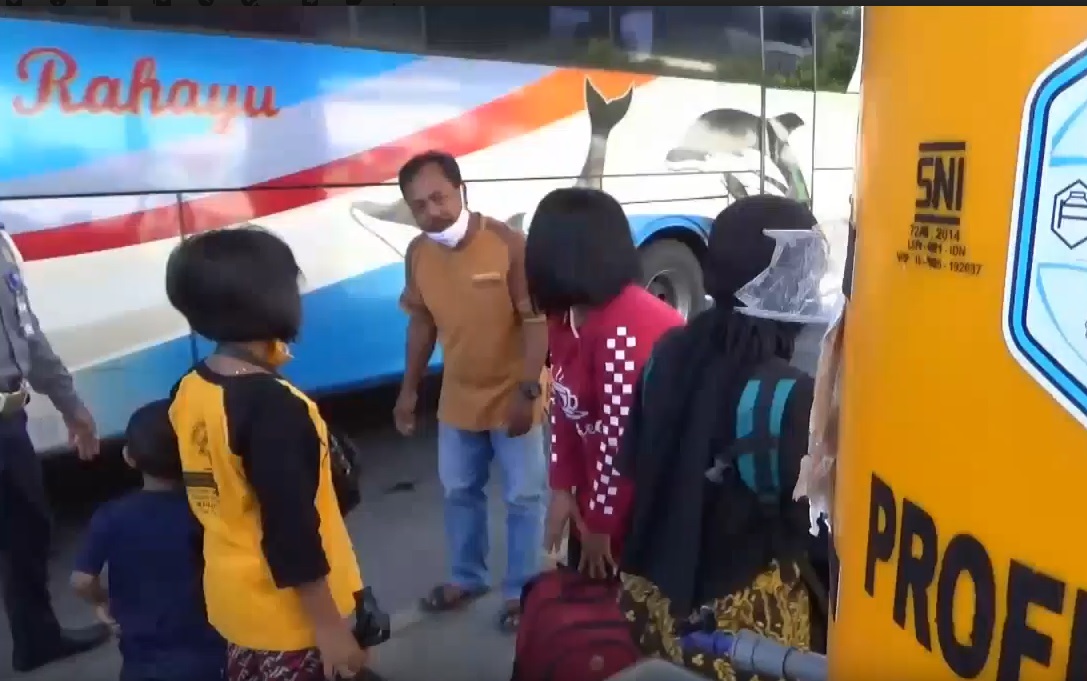 Arus penumpang di Terminal  Kertonegoro Ngawi mengalami peningkatan. (metrotv)