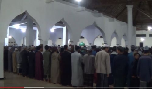 Jamaah sholat terawih di Masjid Darussalam Trangkil, Magetan. (metrotv)