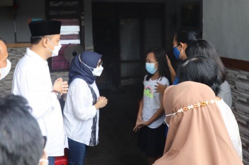 Wali Kota Surabaya Eri Cahyadi bersama istri mengunjungi keluarga awak kapal selam KRI Nanggala-402 yang tinggal di Kota Surabaya. (FOTO ANTARA/HO-Humas Pemkot Surabaya)